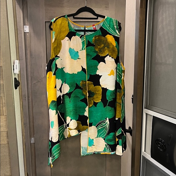 IC COLLECTION Vibrant Green and Black Top - Picture 1 of 5